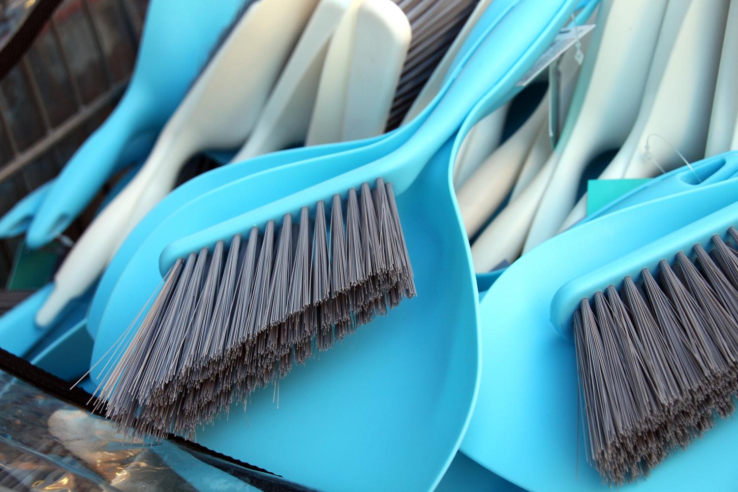 Mehrere Kehrschaufeln