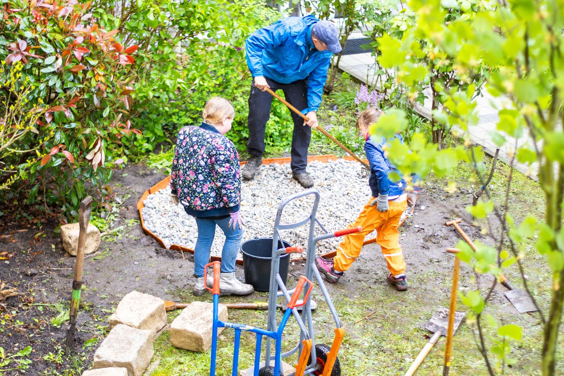 Bei der 72-Stunden-Aktion 2024 erneuerten Mitarbeitende und die Karmeljugend Bamberg die Außenanlagen des Jugendamts der Erzdiözese.