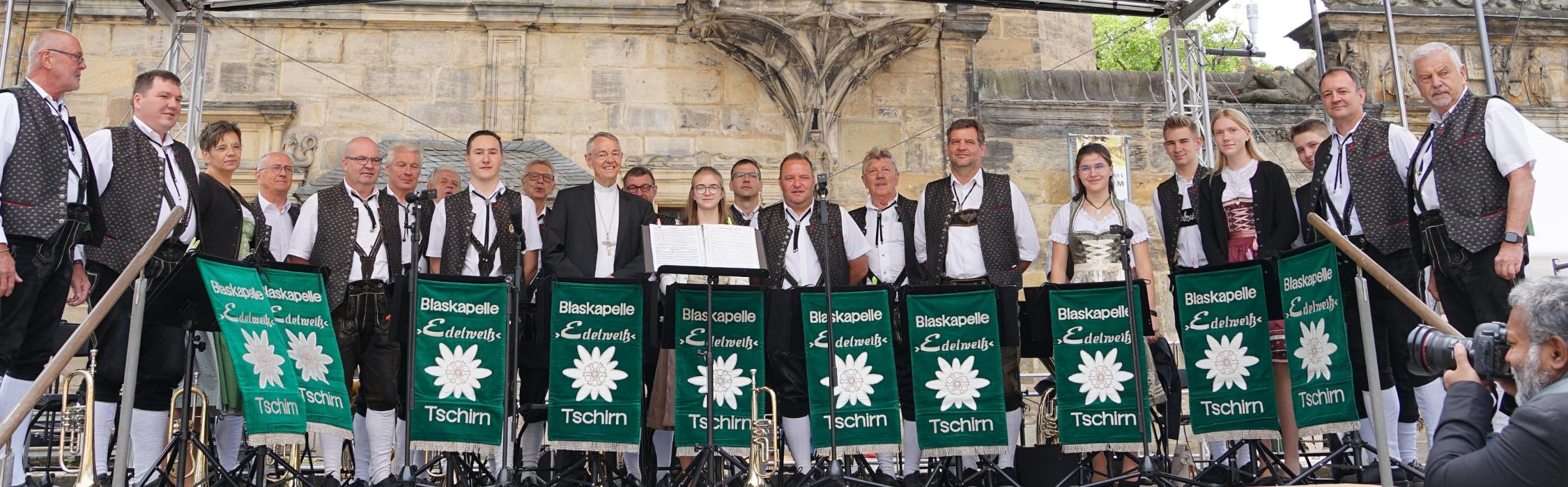 Blaskapelle Edelweiß Tschirn zur Ehrerweisung bei Erzbischof Dr. Ludwig