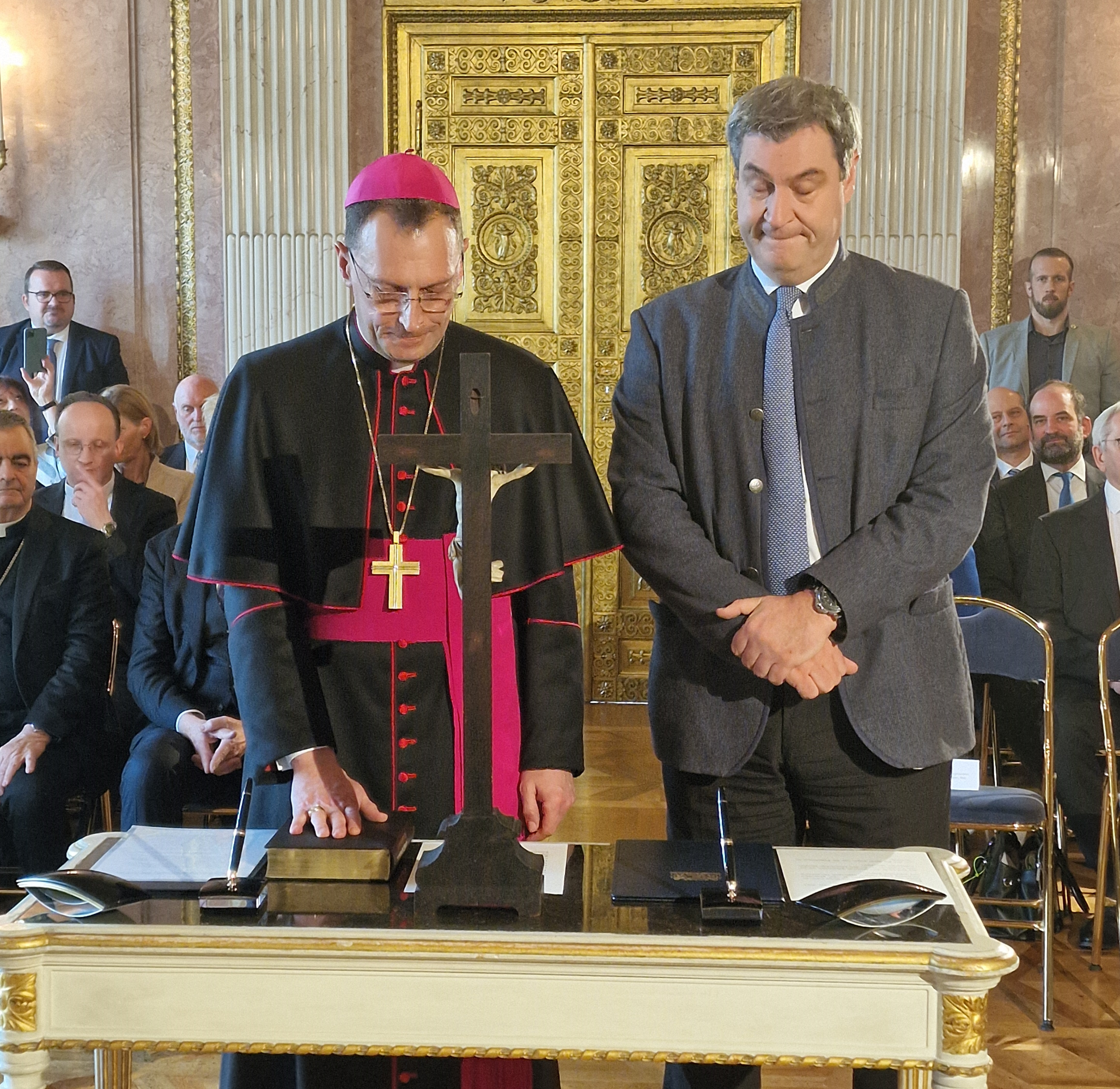 Der ernannte Bamberger Erzbischof Herwig Gössl legt seinen Amtseid im Beisein des Bayerischen Staatsministers Markus Söder ab