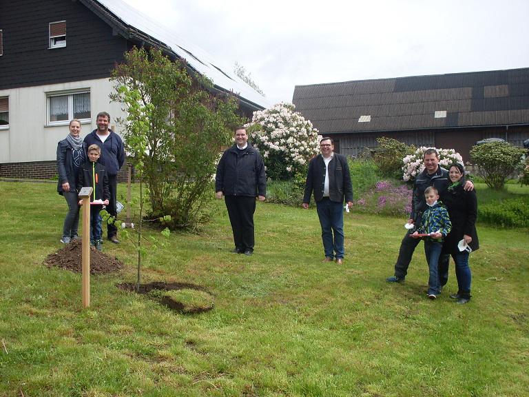 Kommunionkinder pflanzen eine Winterlinde