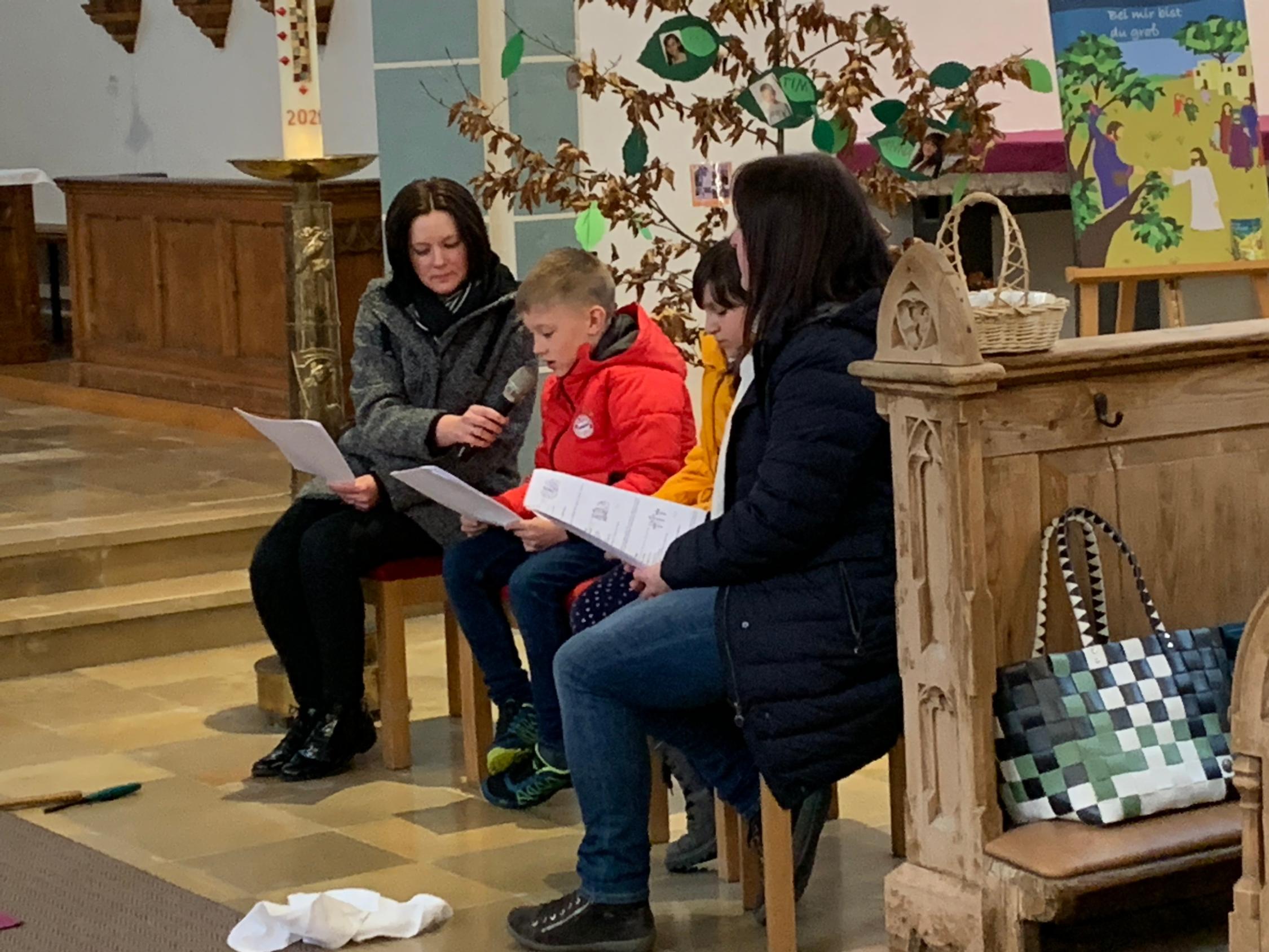 Die Kommunionkinder Anna und Tim lasen abwechseln die 14 Stationen