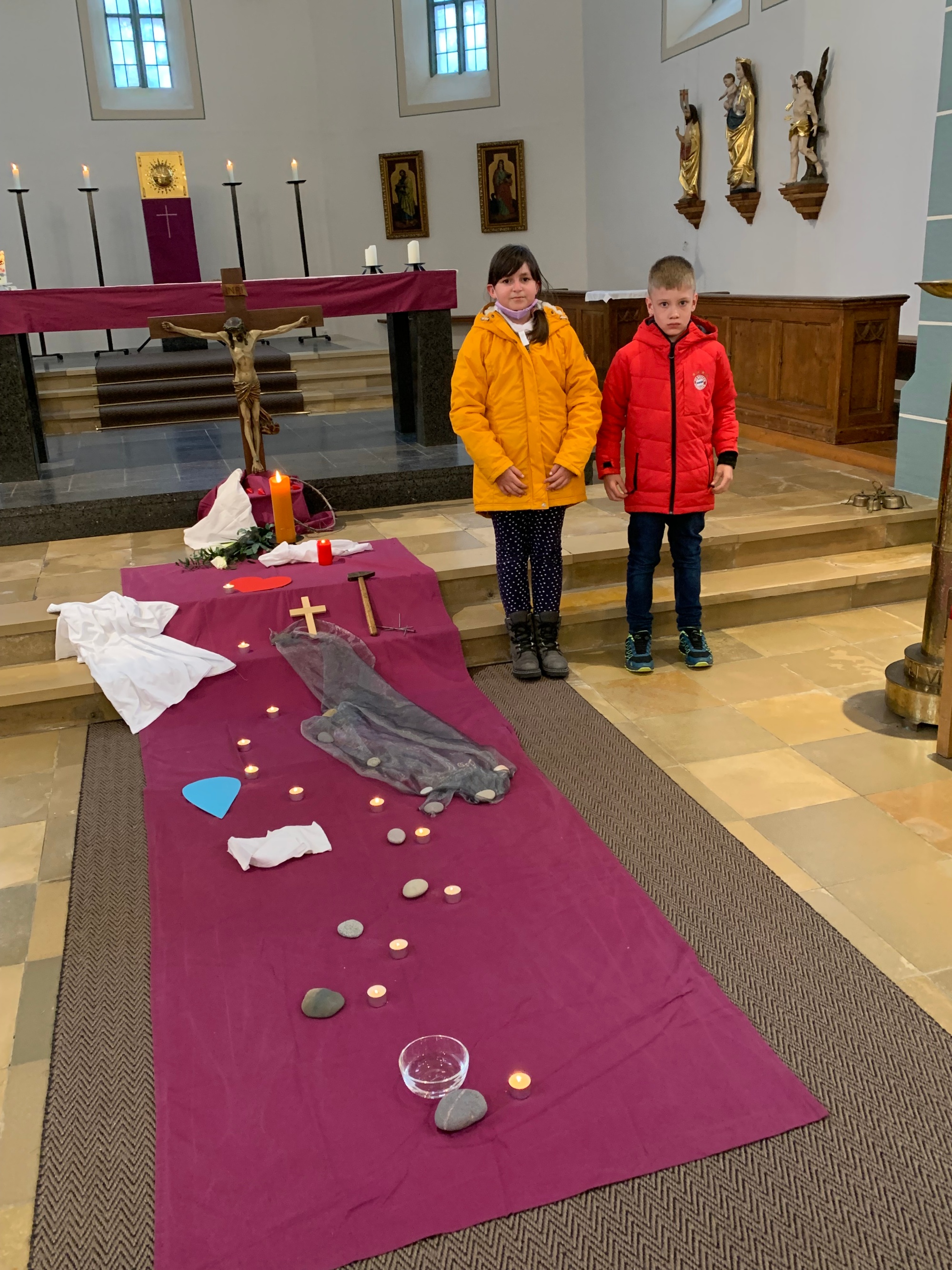 Die Kommunionkinder Anna und Tim mit dem gestalteten Kreuzweg