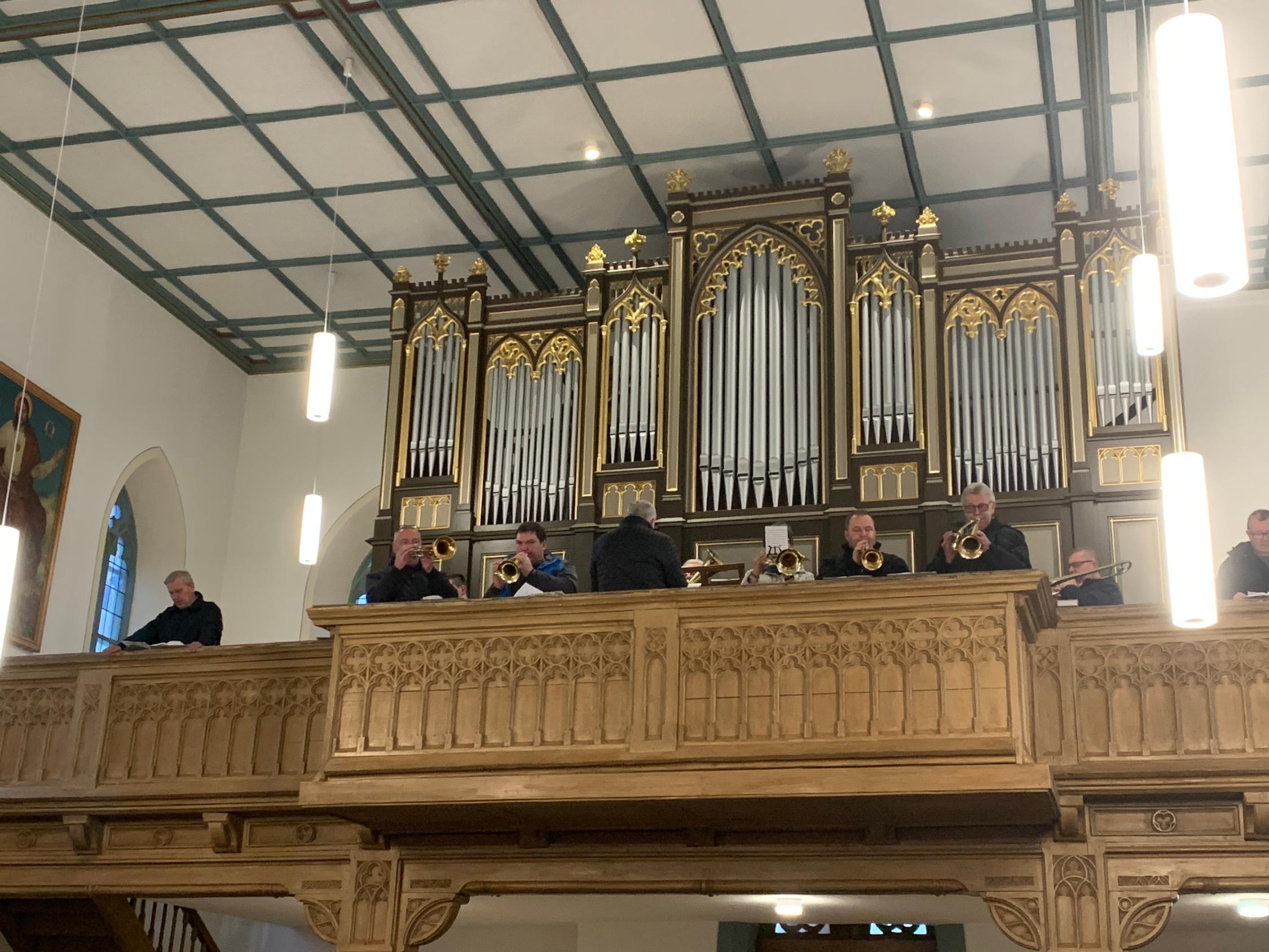 Kreuzweg mit der Blaskapelle Edelweiß