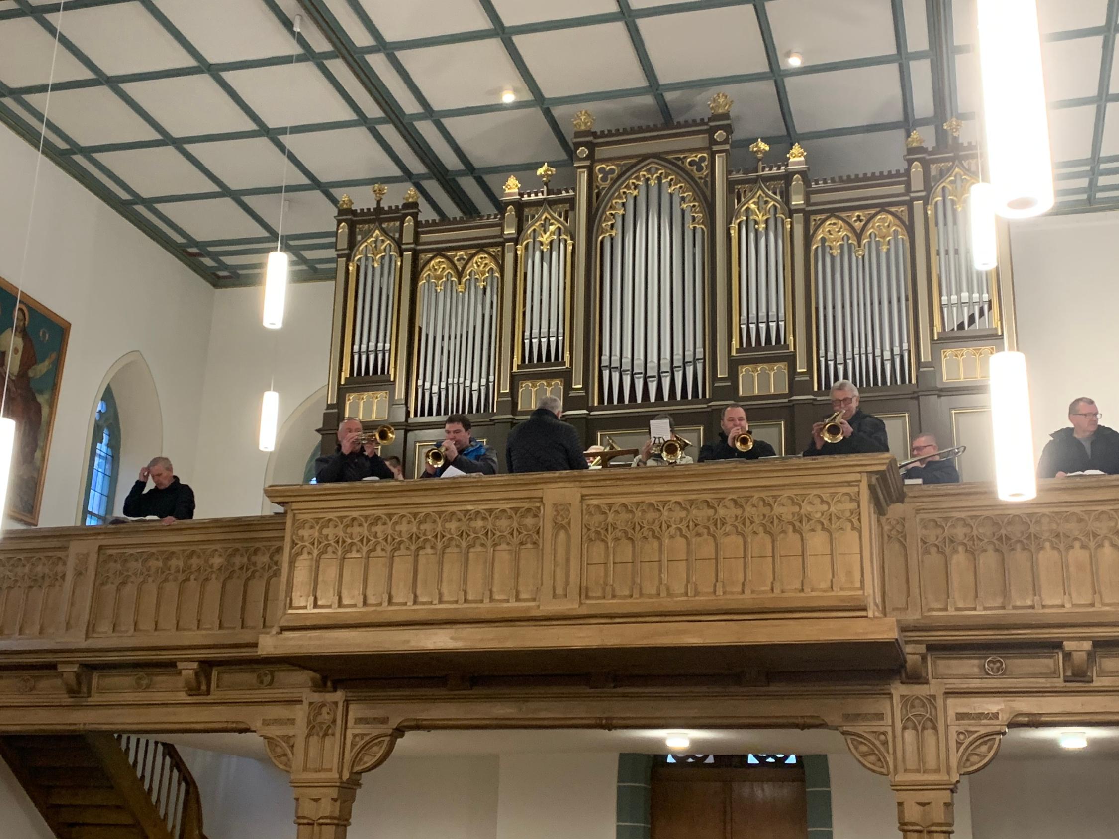 Kreuzweg mit der Blaskapelle Edelweiß