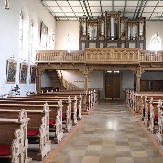 Slider mit verschiedenen Bildern im Kopf der Homepage der Pfarrei Tschirn